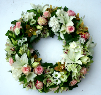 Virágposta - Görögkoszorú liliomokkal és rózsaszín rózsákkal